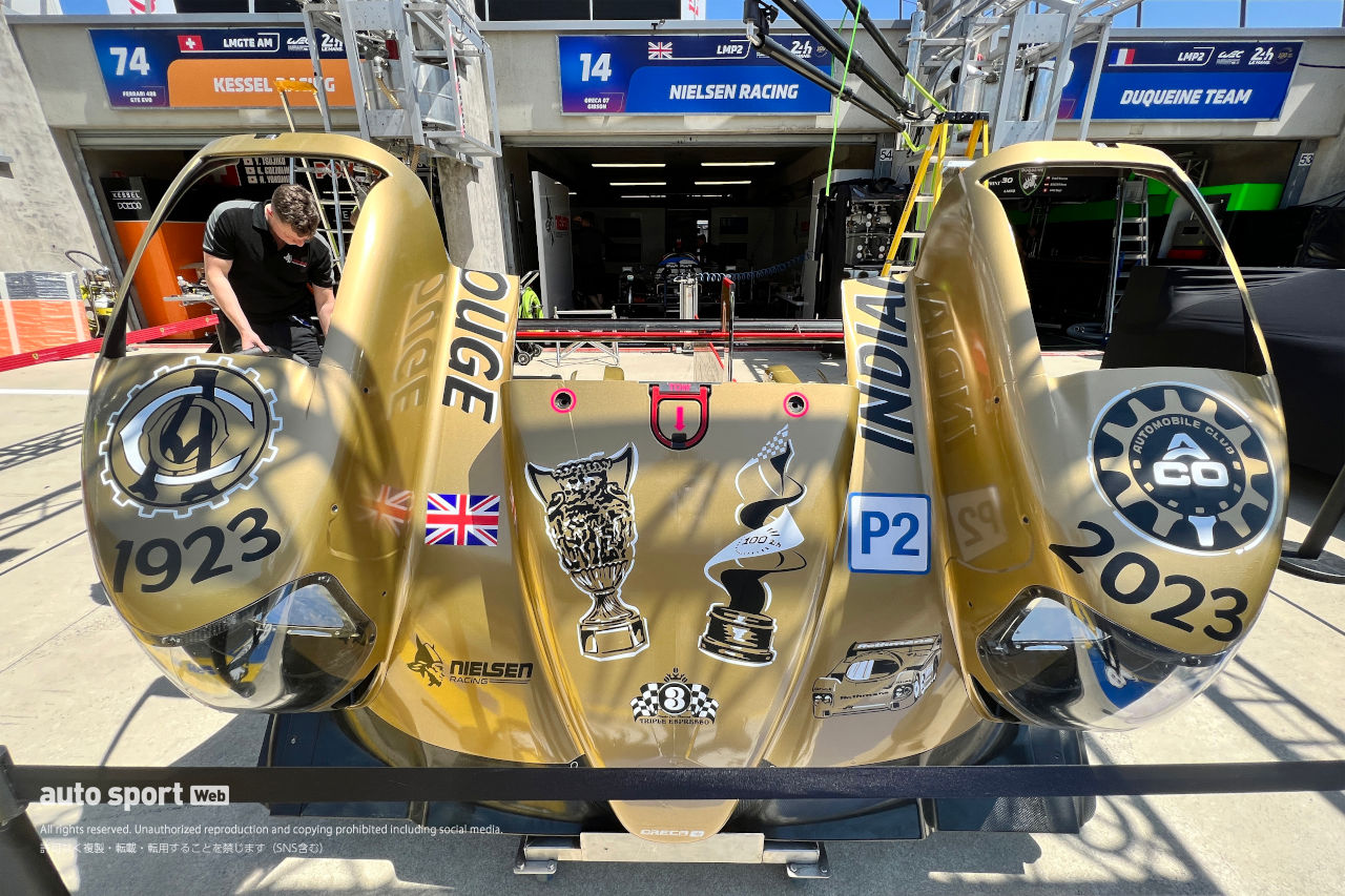 ゴールドに輝く14号車オレカ07はLMP2プロ・アマにエントリーしているニールセン・レーシングのマシン。ル・マン100周年を記念リバリーでは両フェンダーに新旧ACOフランス西部自動車クラブのエンブレム、ノーズコーンに第1回と第100回のトロフィーが描かれています。