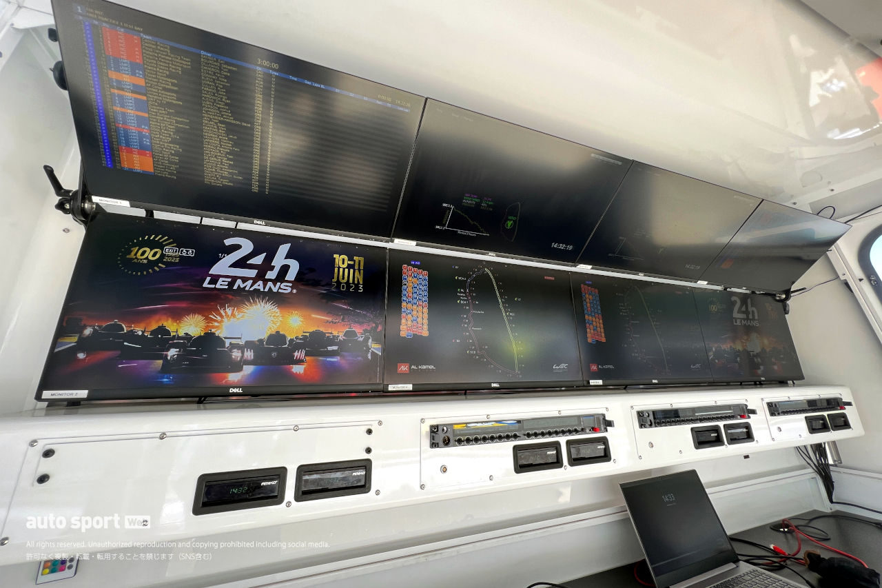 サインウォールのモニターにも100周年記念の画像が表示されています。