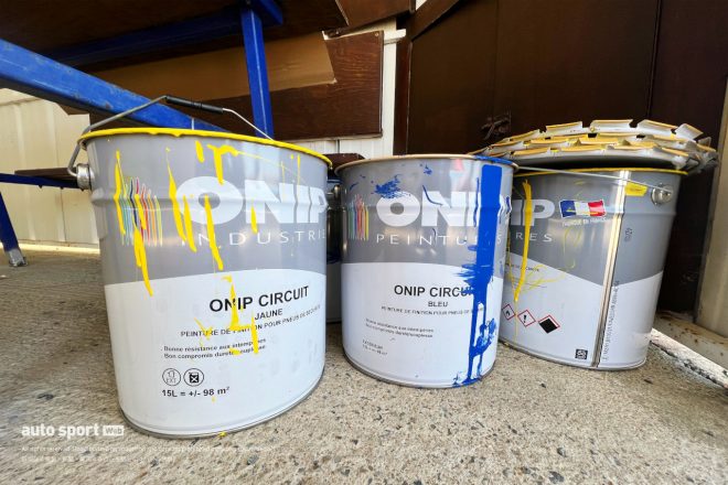 フランスはONIP社のサーキット用ペンキ。これを塗ればあなたの家もサルト・サーキット！　あれ、以前にも紹介したような気が……。