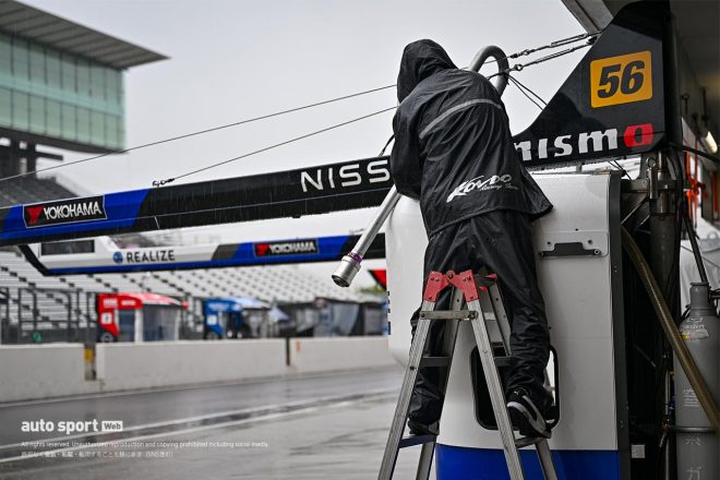 2023スーパーGT第3戦鈴鹿　作業を行うリアライズ日産メカニックチャレンジ GT-Rのチームスタッフ