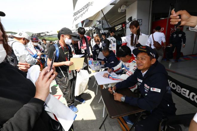 スーパーGT第2戦富士でのTGR TEAM SARDのピットウォークの様子