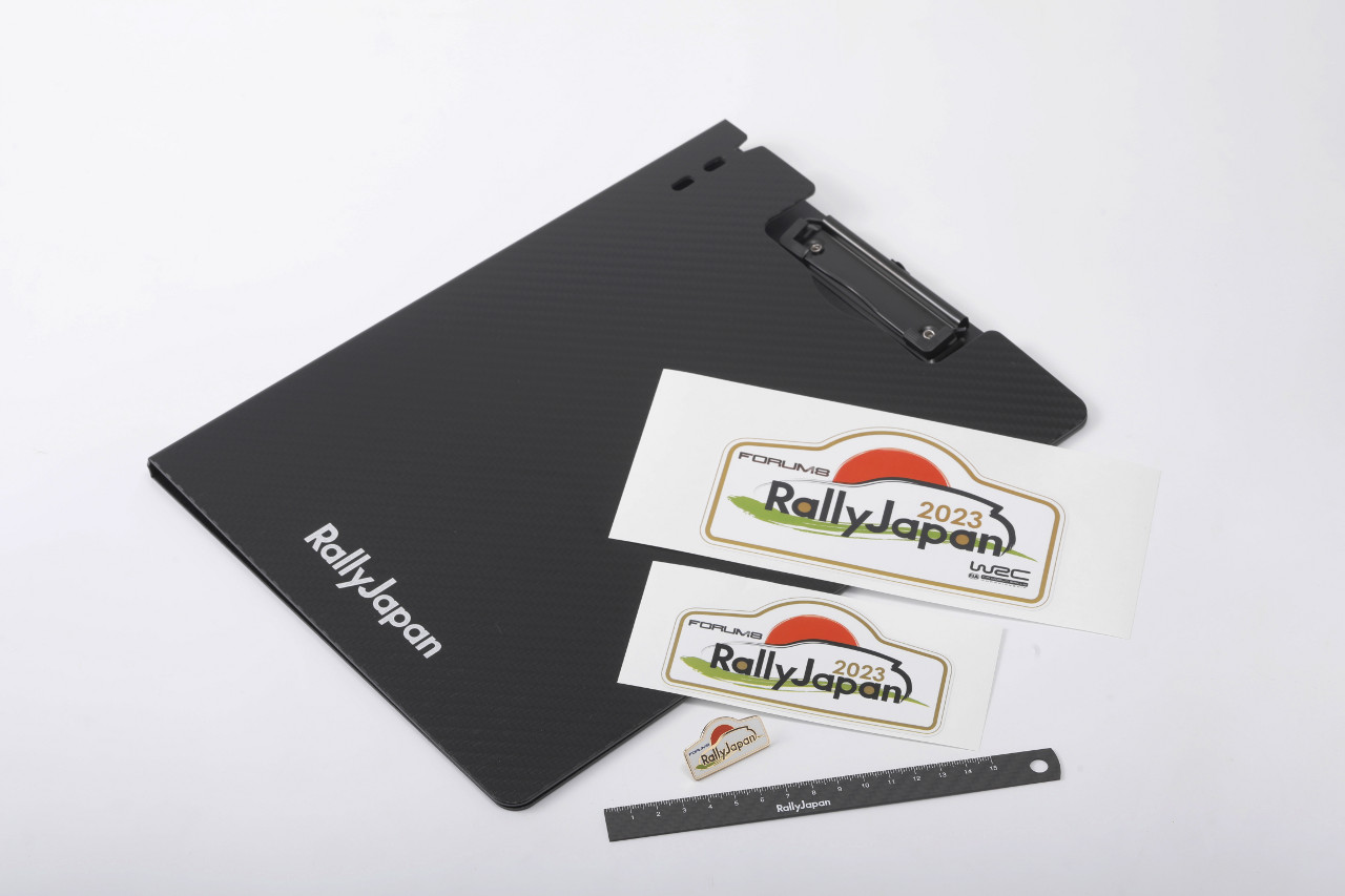 ステッカーやピンバッチ、日常のワンシーンでも使用できる文房具などもラインナップされる。15cmスケールは本物のドライカーボン製だ