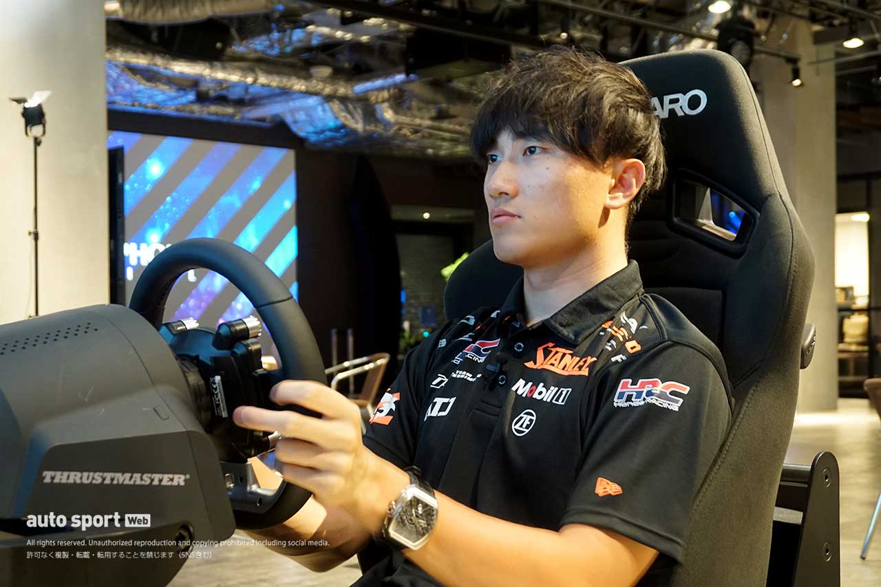 ポリフォニー・デジタル東京スタジオでグランツーリスモ7を使用して鈴鹿サーキットを解説する牧野任祐