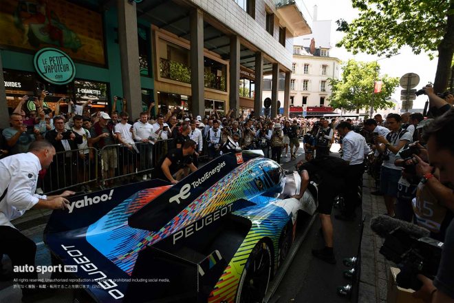 アンロードされるとともに大歓声が巻き起こった93号車プジョー9X8