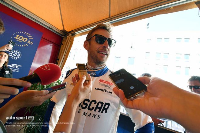 特別枠で参戦するヘンドリック・モータースポーツのシボレー・カマロZL1をドライブするジェンソン・バトン