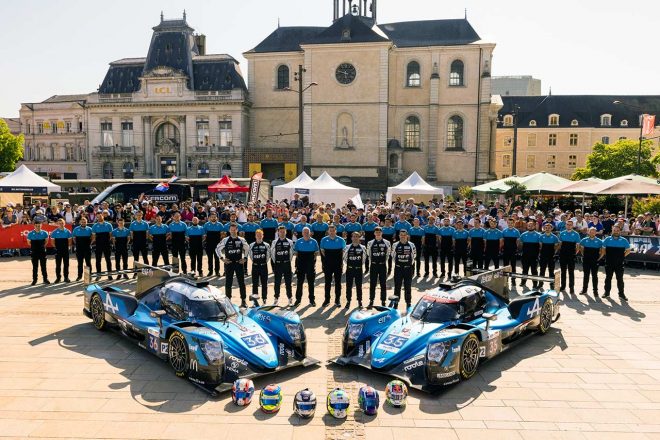 アルピーヌ・エルフ・チームの記念撮影の様子