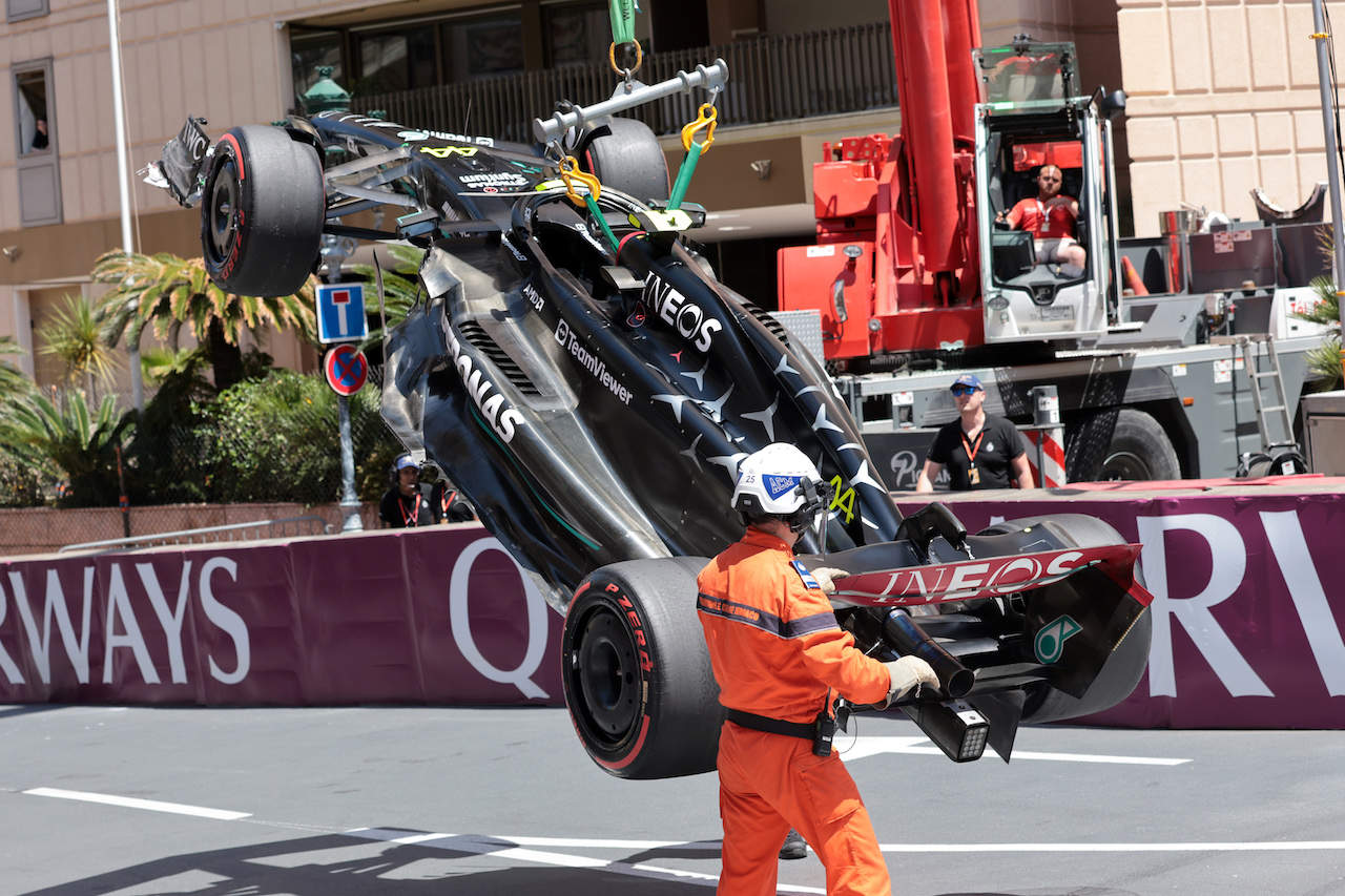 釣り上げられるメルセデスW14／F1第7戦モナコGP
