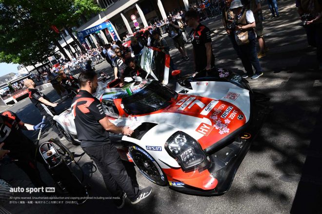 車検場に登場したトヨタGR010ハイブリッド。ル・マン特別カラーリングとして、桜が描かれている