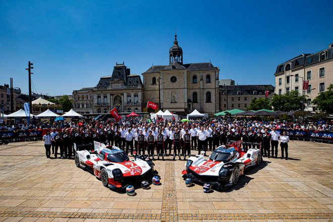 リパブリック広場での公開車検で、記念写真撮影に臨むトヨタGAZOOレーシング