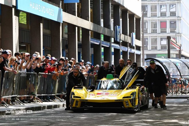 車検場に向かう3号車キャデラックVシリーズ.R
