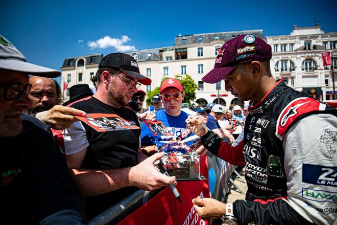 車検場に姿を見せた平川亮