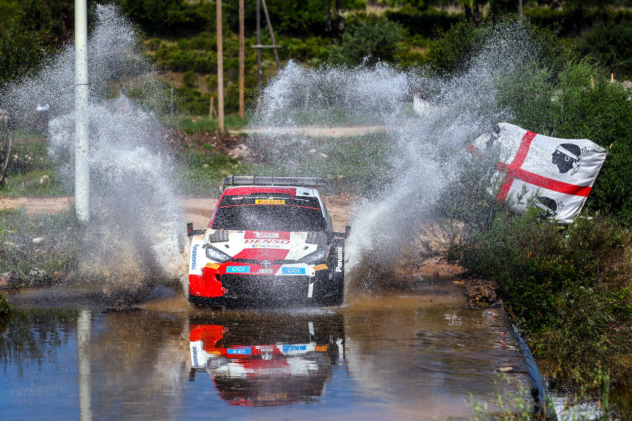 ウォータースプラッシュが原因で大きく後れを取ったエルフィン・エバンス（トヨタGRヤリス・ラリー1）　2023年WRC第6戦ラリー・イタリア・サルディニア