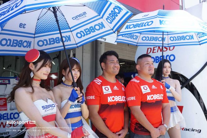 TGR TEAM SARDのレースクイーンたちとの記念撮影も