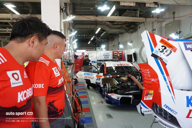 DENSO KOBELCO SARD GR Supraのエンジンルームを興味深く見つめる北出卓也と山本幸輝