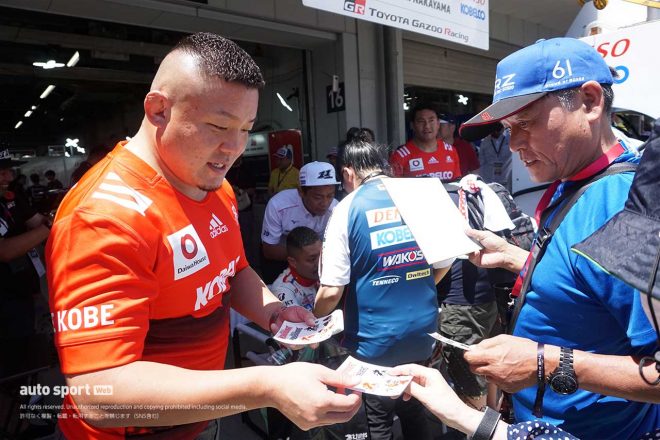 2023スーパーGT第3戦鈴鹿のピットウォークでファンサービスを行う山本幸輝