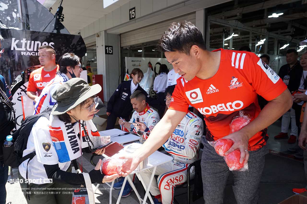 2023スーパーGT第3戦鈴鹿のピットウォークでファンサービスを行う北出卓也