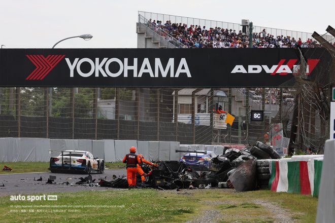 2023スーパーGT第3戦鈴鹿　松田次生（MOTUL AUTECH Z）のクラッシュに駆け寄るマーシャル