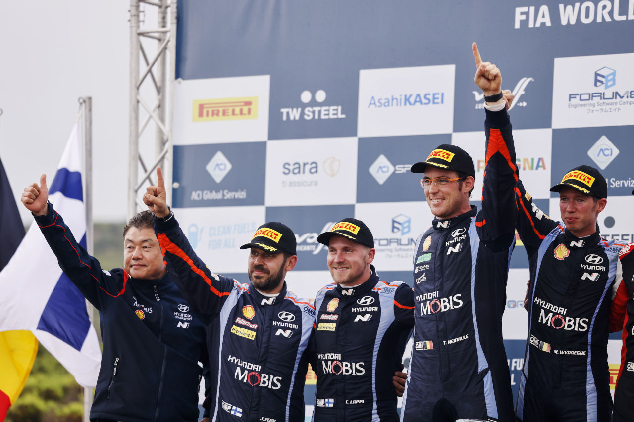 ワン・ツー・フィニッシュで2023年シーズン初勝利を飾ったヒョンデ・シェル・モビスWRTの面々。優勝ティエリー・ヌービル／マルティン・ウィダグ組、2位エサペッカ・ラッピ／ヤンネ・フェルム組