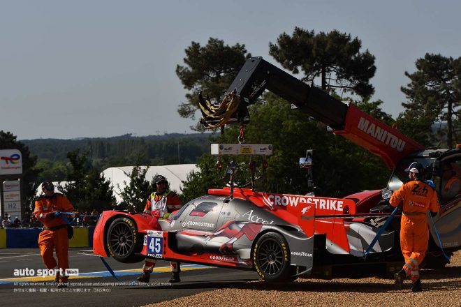 1コーナーでスピンしてグラベルに埋まった後、コースへと戻されるアルガルベ・プロ・レーシングの45号車オレカ07