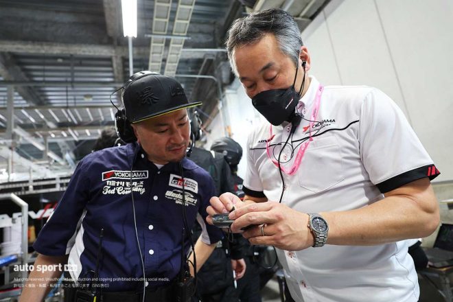 2023スーパーGT第3戦鈴鹿　横浜ゴムのエンジニアとタイヤをチェックする坂東正敬監督