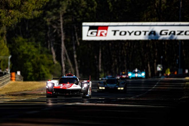 ル・マンのテストデーでサルト・サーキットを走行する7号車トヨタGR010ハイブリッド