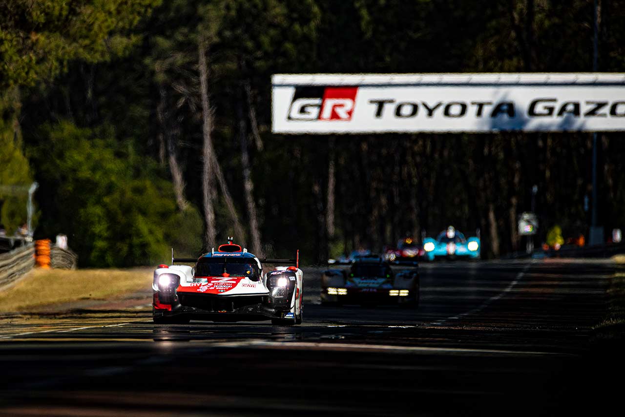 ル・マンのテストデーでサルト・サーキットを走行する7号車トヨタGR010ハイブリッド