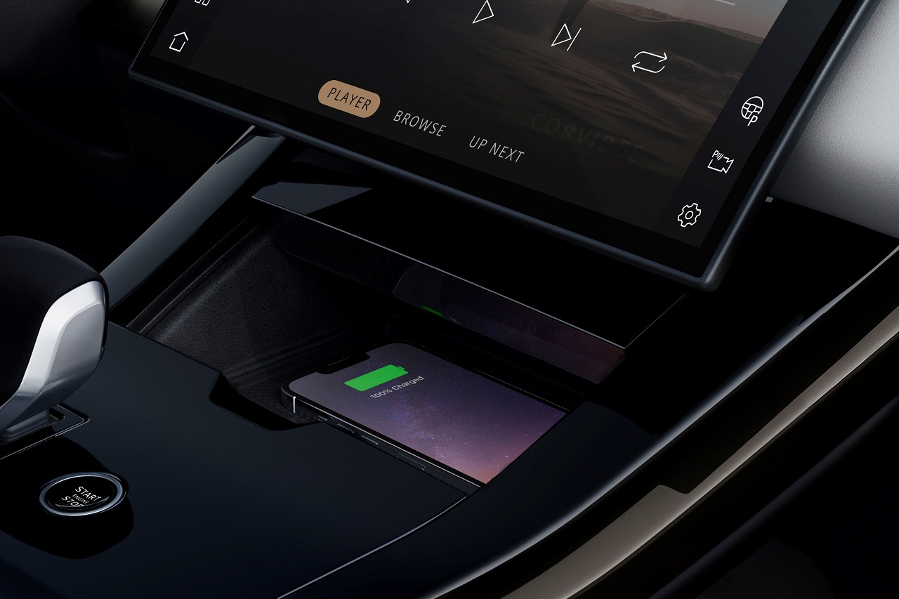 本家『RANGE ROVER』と同じく従来センターコンソールに配置していたスイッチ類をインフォテインメント"Pivi Pro"内に統合し、より洗練されたインテリアデザインを追求