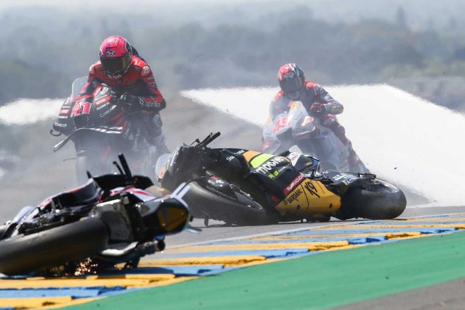 決勝レースでのルカ・マリーニ（ムーニーVR46レーシング・チーム）とアレックス・マルケス（グレシーニ・レーシングMotoGP）のクラッシュ／2023MotoGP第5戦フランスGP
