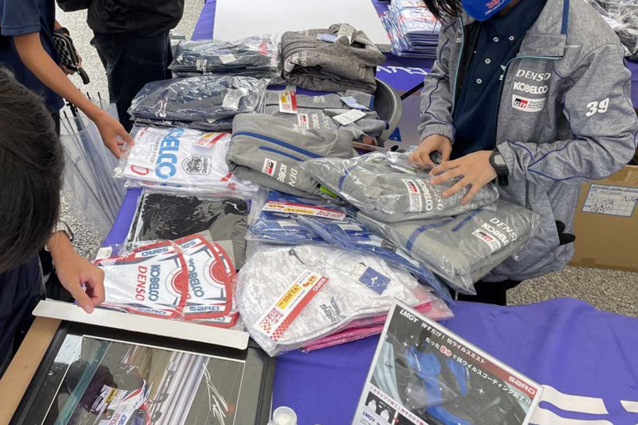 モータースポーツフェスタのSARDブースではサイン入りグッズや蔵出し品も販売される予定だ