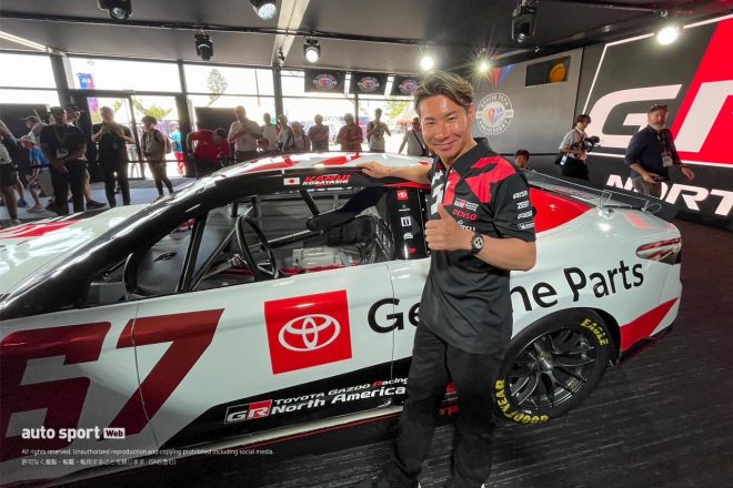 自身がドライブすることになったトヨタ・カムリTRDと笑顔をみせる小林可夢偉