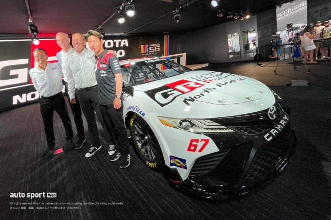 ル・マン24時間の会場内でNASCARスポット参戦を発表した小林可夢偉