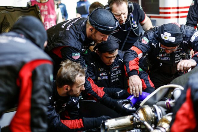 冷却系トラブルの修復作業を行う6号車ポルシェ963