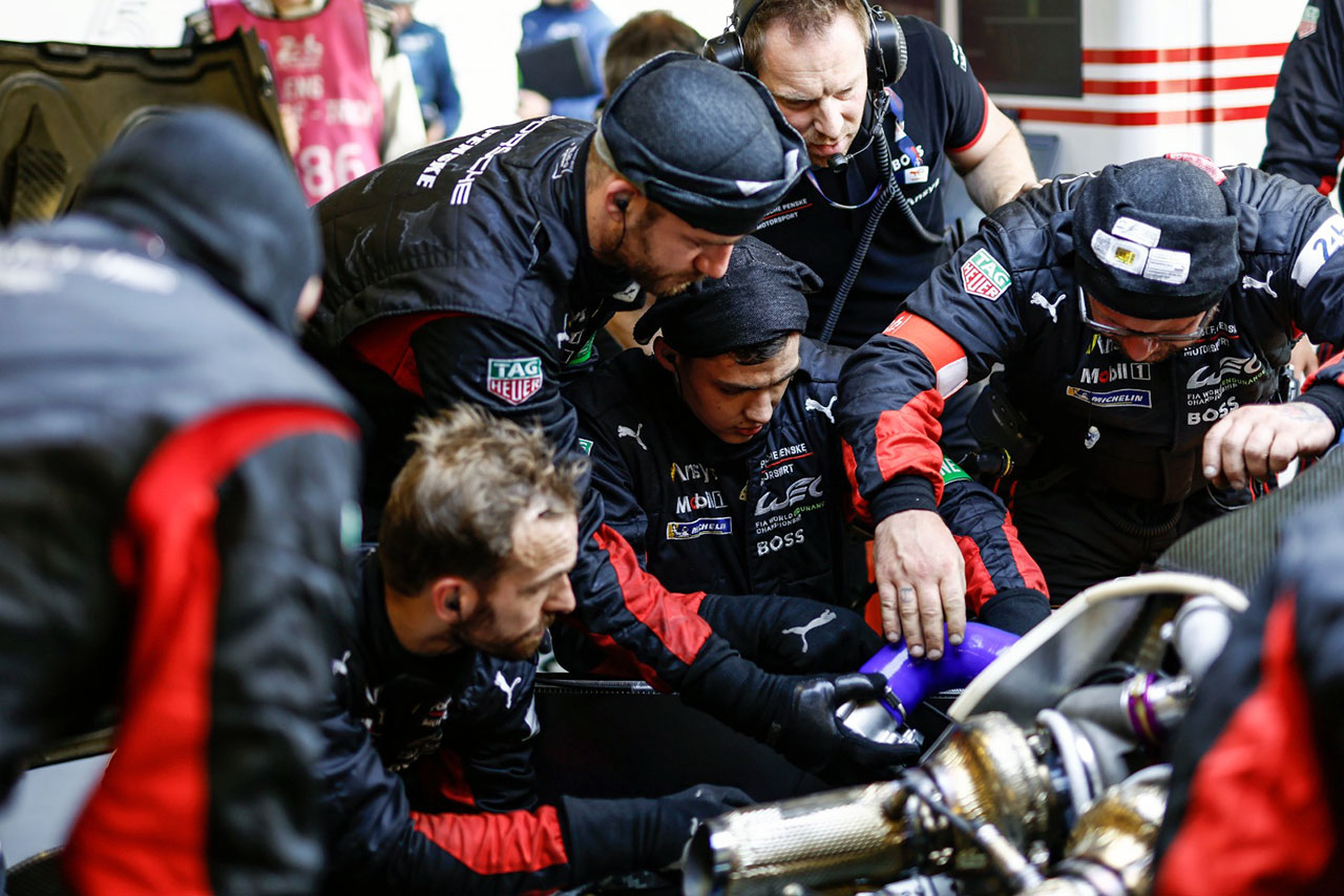 冷却系トラブルの修復作業を行う6号車ポルシェ963