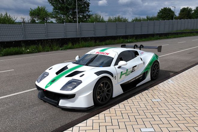 ベース車両のリジェJS 2Rとは異なり、『JS2 RH2』ではカーボンモノコックが採用されている。