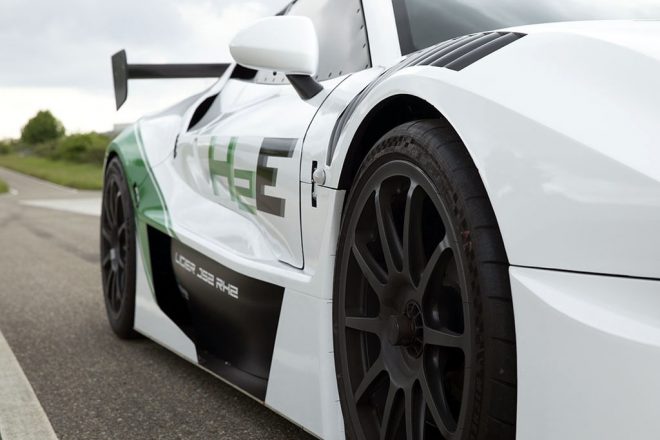 パワーユニットは水素を直接噴射する3.0リットルV6ツインターボエンジン。420kW（約571ps）の最高出力を生み出す。