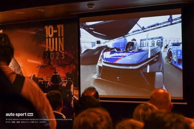 プレスカンファレンス会場内では水素村内のコンセプトカーの様子が映し出された。プレスカンファレンス会場内では水素村内のコンセプトカーの様子が映し出された。