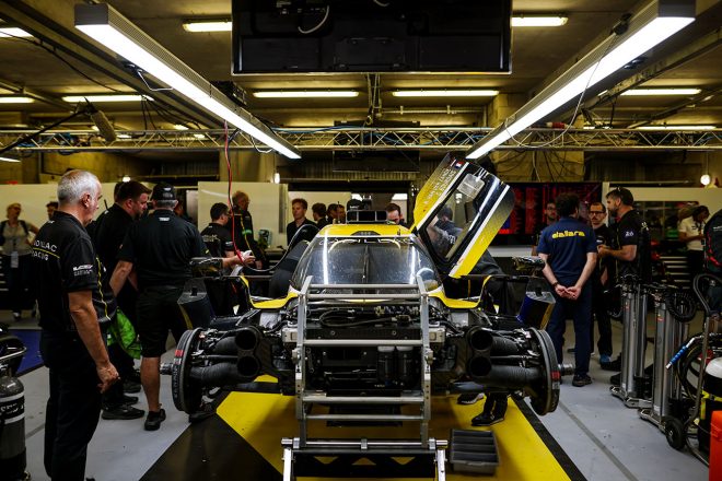 火災後、木曜夜のFP4のセッション中にガレージに戻された3号車キャデラックVシリーズ.R