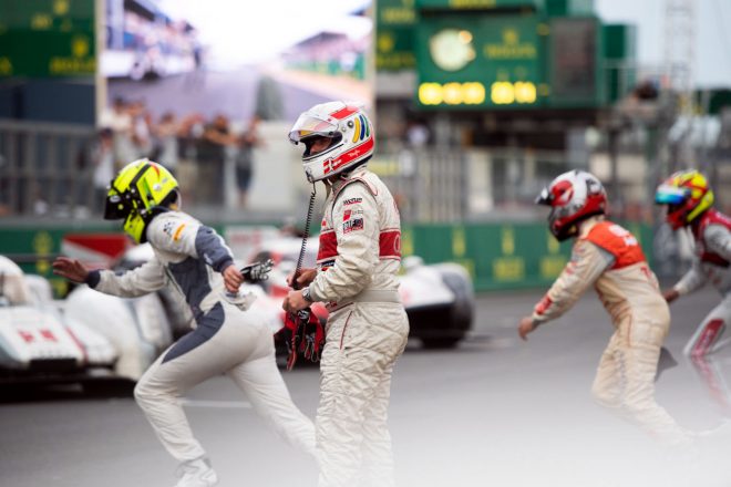 9度のル・マンチャンピオン、トム・クリステンセン。9日（金）に行われたル・マン優勝マシンによるパレードは、ル・マン式スタートによって開始された。