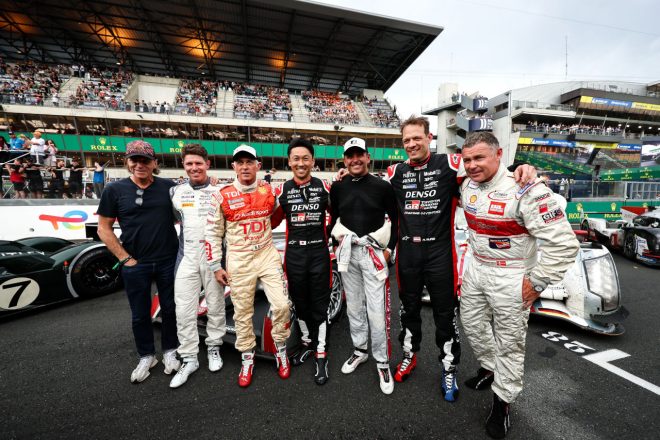 ル・マン優勝車パレードに参加したル・マンウイナーたち。中嶋一貴、アレックス・ブルツ、ステファン・ヨハンソン、トム・クリステンセンらが参加した。