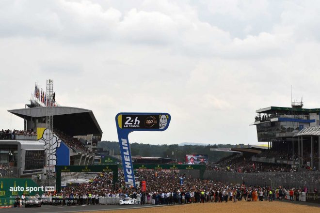 決勝に先立ち行われたグリッドウォークの様子