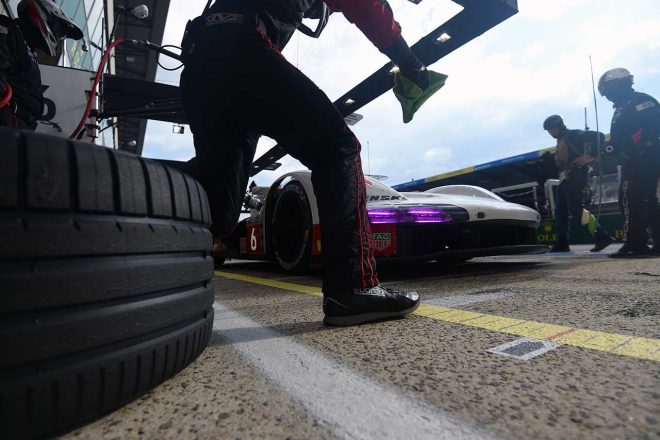 ピット周辺はほぼドライだったものの、ポルシェコーナーを中心にヘビーウエットとなったため、各車はレインタイヤに履き替えることに