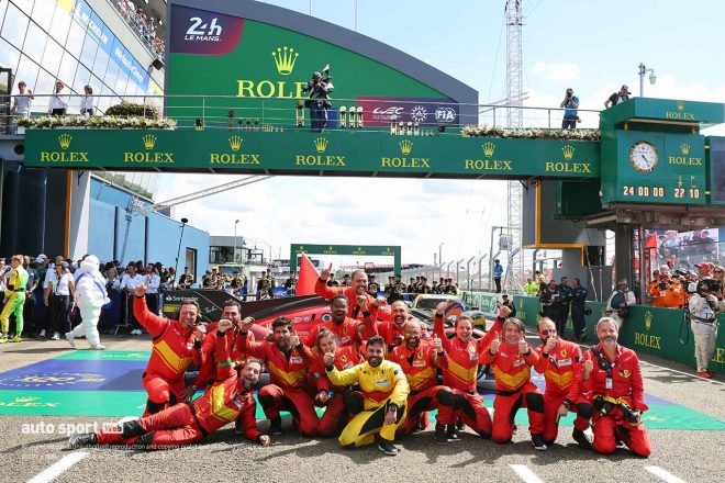 ル・マン24時間レースでの総合優勝およびWECハイパーカー初勝利を喜ぶフェラーリAFコルセのスタッフ