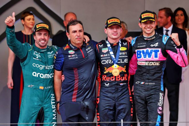 F1第7戦モナコGP表彰台　優勝：マックス・フェルスタッペン、2位：フェルナンド・アロンソ、3位：エステバン・オコン