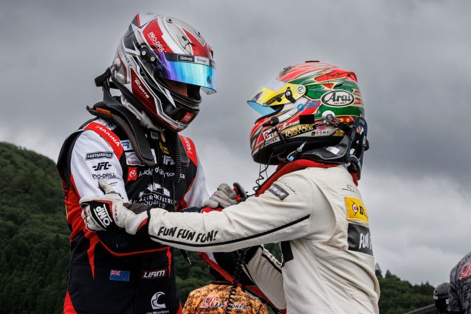 リアム・シーツ(Sutekina Racing)の勝利を讃える金丸ユウ(Sutekina Racing)