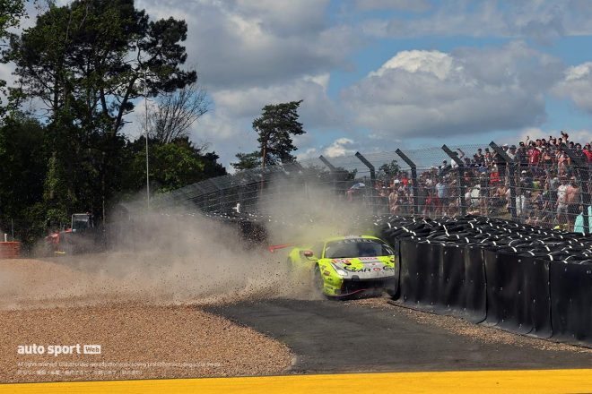 インディアナポリスへの進入でパンク、クラッシュを喫したケッセル・レーシングの57号車フェラーリ488 GTE Evo