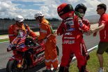 コスプレの「バニャイア」とハグするバニャイア本人