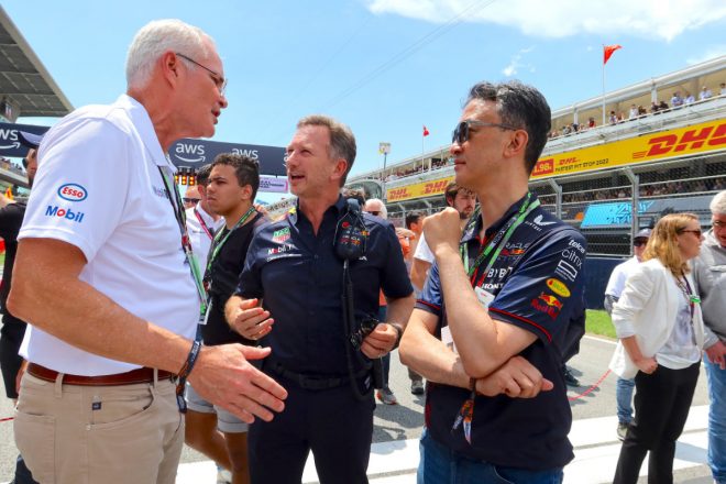 2023年F1第8戦スペインGP　エクソンモービル_ダレン・ウッズ／左端