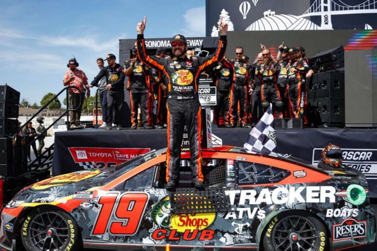 「パートナーやファンのみんながいなければ、これを達成することはできなかった」と、ソノマ4勝目を飾ったマーティン・トゥルーエクスJr.（ジョー・ギブス・レーシング／トヨタ・カムリ）