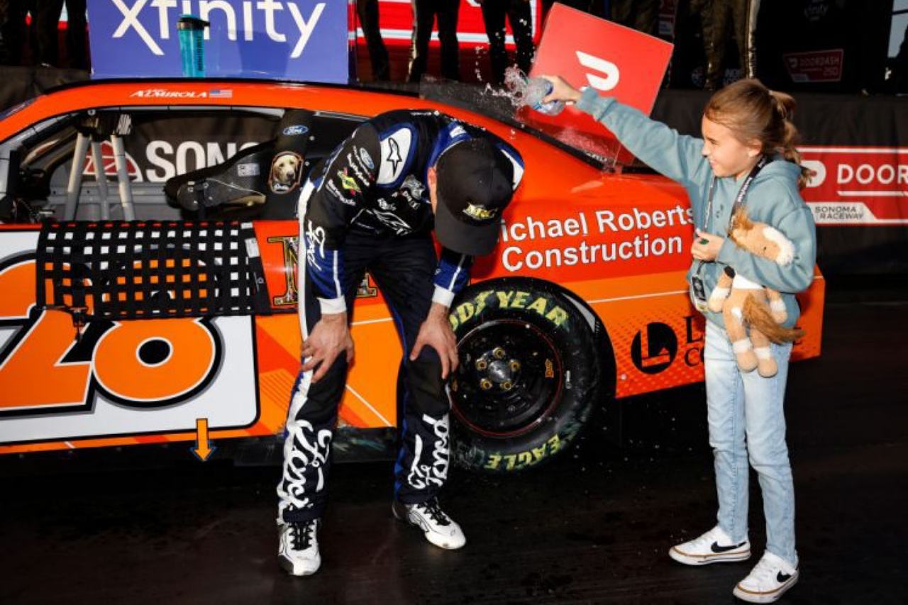 NASCARエクスフィニティ・シリーズを制したアリック・アルミローラ（RSSレーシング／フォード・マスタング）は、娘のアビーちゃんから祝福を受けた