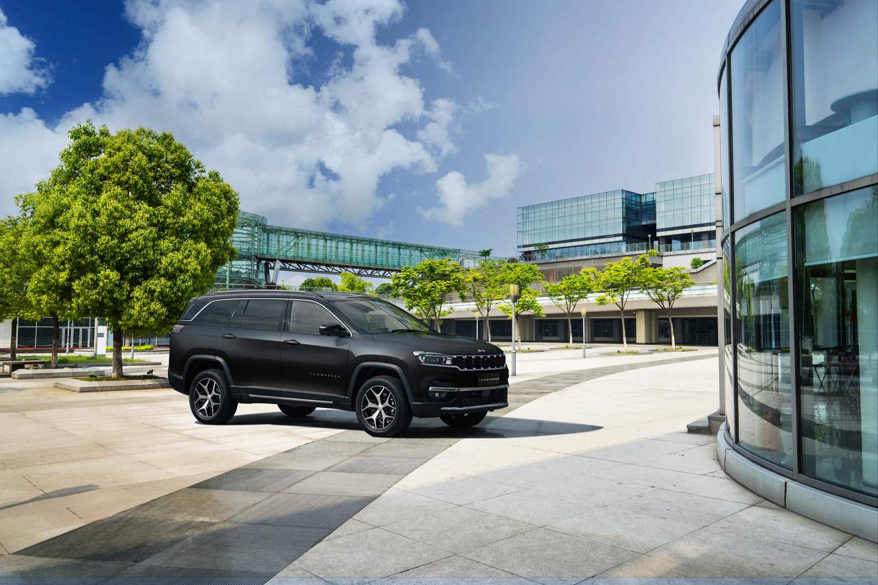 ジープブランドで初採用となるディーゼルを搭載して話題を呼んだ同モデルは、全長4770mmのボディに最大7名まで乗車可能な3列シートを備える